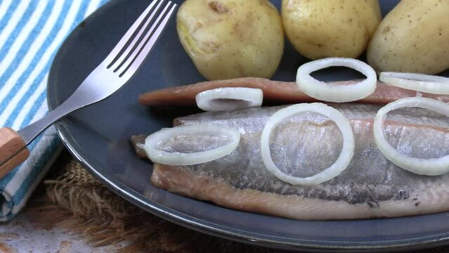 filet de hareng &agrave; l'huile et pommes de terre dans une assiette