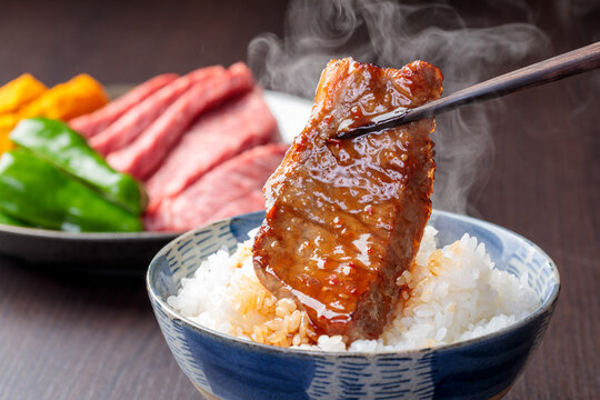 温かいご飯と焼肉を一緒に食べるシーン