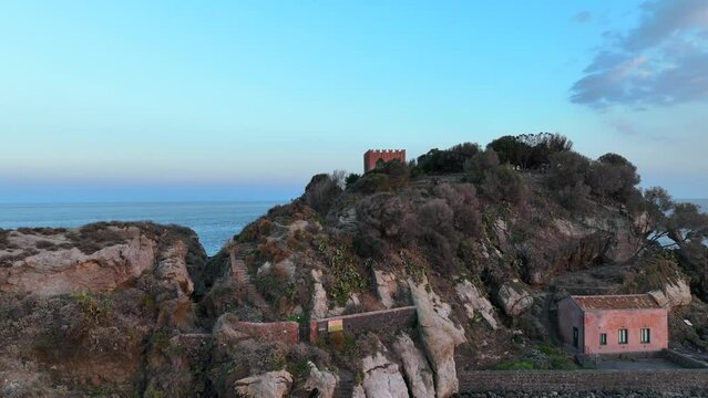I Faraglioni di Acitrezza. Rocce dei Ciclopi, tipici faraglioni lavici. Sicilia, Italia
Vista aerea al tramonto delle Isole Ciclopi difronte Aci Trezza, sulla costa tra Catania e Taormina.