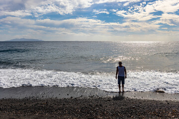 persona sulla spiaggia, Santorini