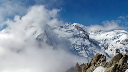 Fototapeta na wymiar Vue sur le Mont-Blanc dans les nuages depuis la terrasse de l'Aiguille du Midi 