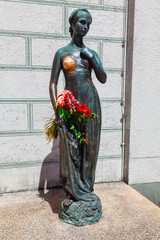 Juliet Capulet Statue in Munich Germany . Statue of girl with flowers