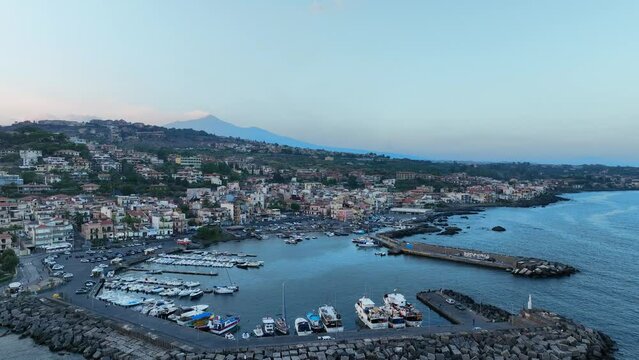 Il Porto di Acitrezza e i Faraglioni dei Ciclpi. Sicilia, Italia.
Vista aerea al tramonto delle Isole di Ciclopi difronte Aci Trezza.