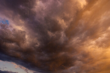 Obraz premium Cloudscape view. Dramatic clouds at sunset.