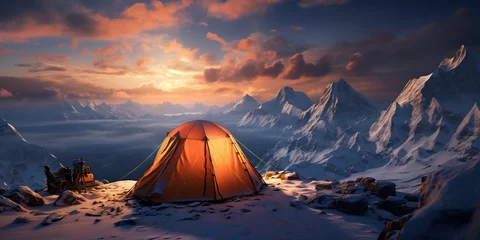 Tableaux ronds sur aluminium brossé Everest A tent is set up on a snowy mountain top at sunset