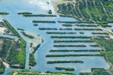 vue aérienne de bassins ostréicoles dans le Bassin d'Arcachon en France