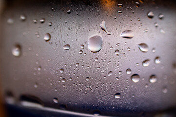 krople deszczu na szybie © sandrqa