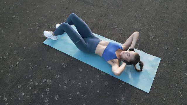 A fit woman does cross-body crunches