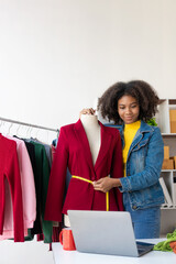 African American girls offer and sell clothes online via live streaming, internet shopping, select stylish clothing stores, startups, small businesses, SMEs, African female business owners.