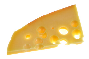 Morceau d'emmental en gros plan sur fond blanc