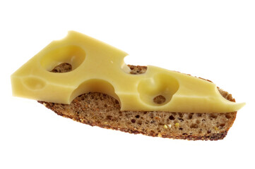 Morceau d'emmental sur une tranche de pain aux graines en gros plan sur fond blanc