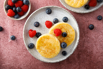 Cottage cheese cakes with fresh berries