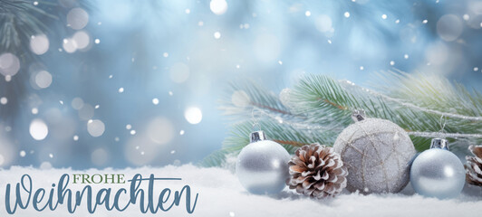 Frohe Weihnachten, Grußkarte mit deutschem Text – Silberne Christbaumkugeln, Tannenzweige und Kieferzapfen im Schnee mit blauem Himmel und Schneeflocken im Hintergrund