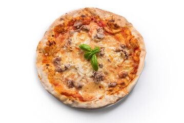 Pizza con tonno e cipolle vista dall'alto e isolata su fondo bianco, cibo italiano 
