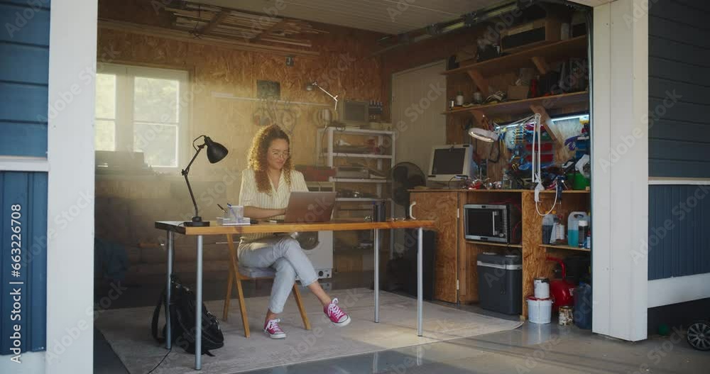 Fototapete Hispanic Female Programmer Coding On Laptop Computer In Garage At Home. Young Woman Working On Innovative Software As A Service Startup For Business. Digital Entrepreneur Starting Company Concept.