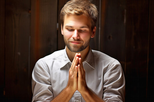 
Hombre de negocios joven y confiado con barba y camisa reflexionando, meditando y rezando por el &eacute;xito en su empresa.