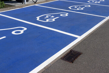 Parkplatzmarkierung, Symbol für Aufladestation von Elektroautos	