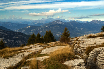 Panoramica dal rifugio Castelberto, in Lessinia, verso il gruppo Adamello Brenta.