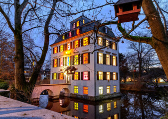Holzhausenschlösschen in Frankfurt am Main mit illuminierter Fensterfront zur Weihnachtszeit in...