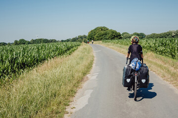 Junge fährt mit seinem Gravel Bike durch das sommerliche Münsterland, Deutschland