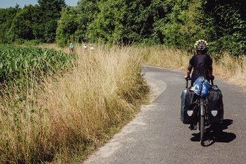 Junge fährt mit seinem Gravel Bike durch das sommerliche Münsterland, Deutschland