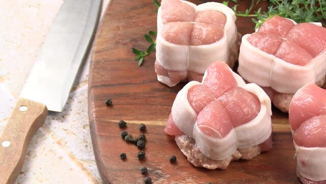 paupiettes de viande cru, en gros plan, sur une planche &agrave; d&eacute;couper	