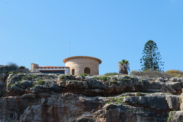 Häuser auf den Felsen (Klippen) an der Küste von Mallorca