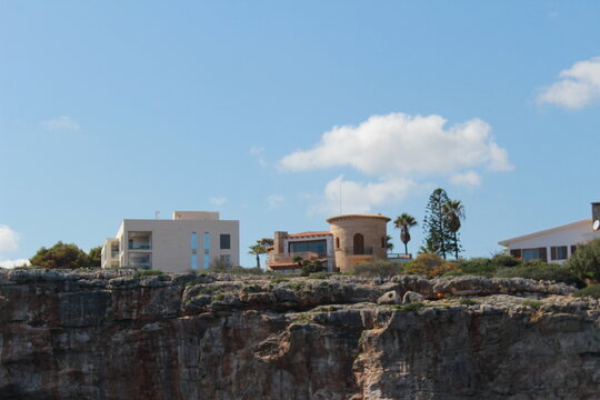 H&auml;user auf den Felsen (Klippen) an der K&uuml;ste von Mallorca