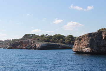 Felsenküste und Klippen der Insel Mallorca