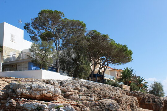 H&auml;user auf den Felsen (Klippen) an der K&uuml;ste von Mallorca
