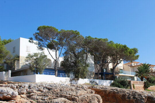 H&auml;user auf den Felsen (Klippen) an der K&uuml;ste von Mallorca