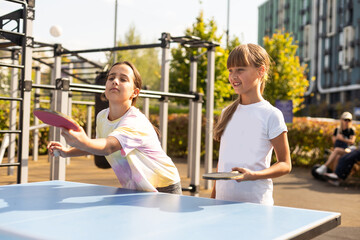 Little children playing ping pong in park - obrazy, fototapety, plakaty