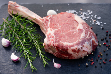 Frisches Tomahawk Steak mit Kräutern und Gewürzen