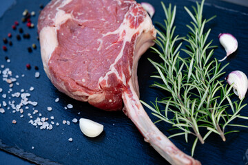 Frisches Tomahawk Steak mit Kräutern und Gewürzen