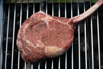 Frisches Tomahawk Steak mit Kräutern und Gewürzen