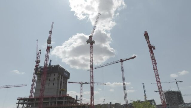 Drohnenflug baustelle mit Kranen