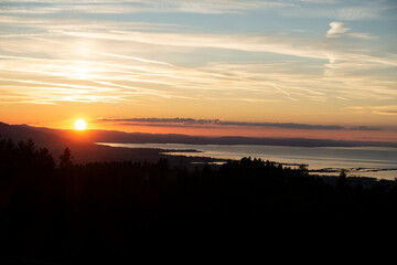 Obraz premium sunset over the lake in the golden hour seen from a mountain