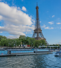 Fototapeta premium Ausflugsschiffe auf dem Fluss Seine und im Hintergrund der Eifelturm in Paris