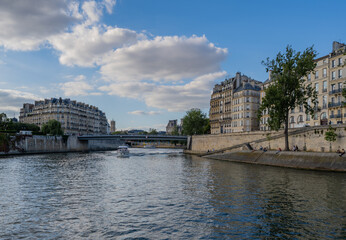 Die Seine ist ein Fluss der durch Paris läuft
