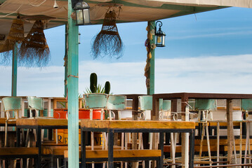 Mediterranes Strandkaffee, Restaurant mit blauem Himmel im Süden.