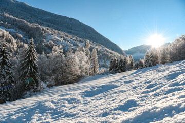 Fototapeta na wymiar paesaggio invernale montagna neve