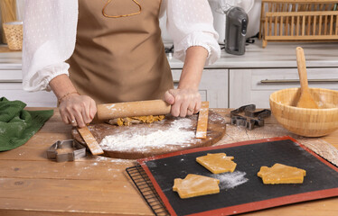 Roll out the dough on the table, make a gingerbread mold and put it on a baking substrate