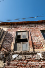 façade en brique d'un bâtiment colonial dans l'ancienne ville de Saint Louis au Sénégal en Afrique