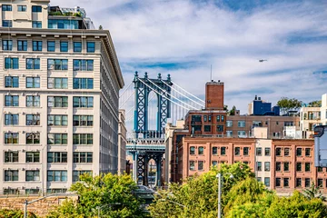 Fotobehang New York Dumbo is a vibrant Brooklyn neighborhood known for its artistic scene, offering spectacular views of the iconic Steel Manhattan Bridge.  © guteksk7
