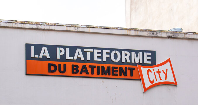 L'enseigne La Plateforme du b&acirc;timent &agrave; Paris, France