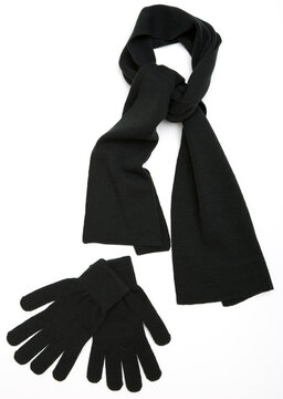 conjunto de luvas e cachecol preto. l&atilde; . conforto