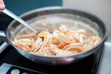 Boil shrimp for sushi or healthy cooking.