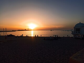 Atardecer en la playa de la Caleta en Cádiz. Bonito atardecer despejado de nubes un día de...