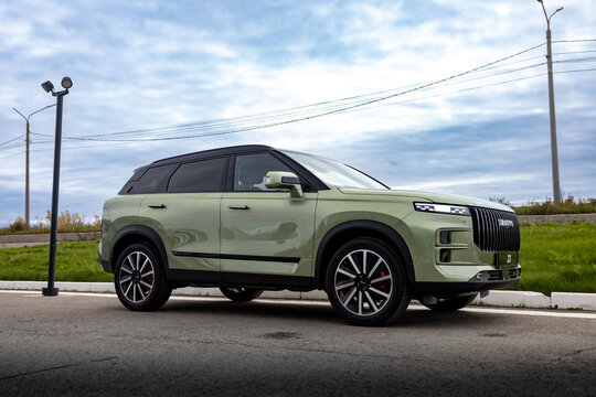 car on the road JAECOO J7