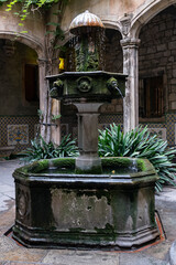 Fuente de un edificio antiguo de Barcelona